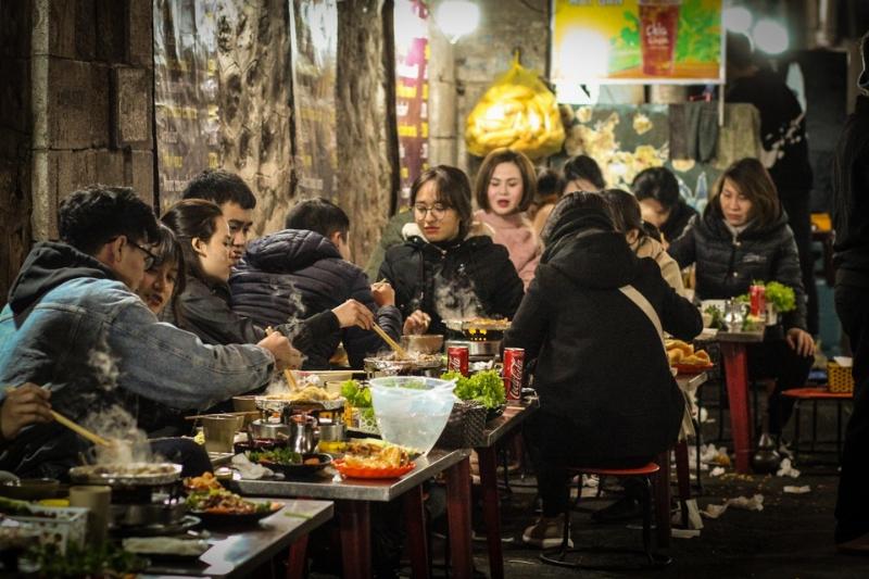 Hình ảnh quán nướng vỉa hè Hà Nội tấp nập thực khách với bếp than hồng nghi ngút khói thơm lừng
